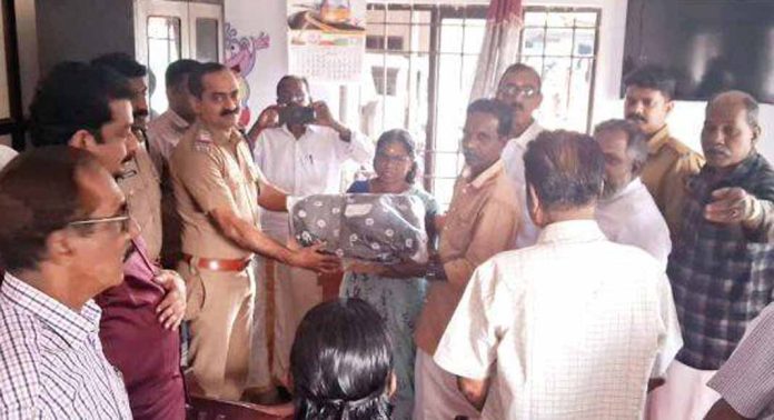വിദ്യാർത്ഥിനിക്ക് ലാപ്ടോപ്പ് നൽകി റാന്നി ജനമൈത്രി പോലീസ് വിദ്യാർത്ഥിനിക്ക് ലാപ്ടോപ്പ് നൽകി റാന്നി ജനമൈത്രി പോലീസ്