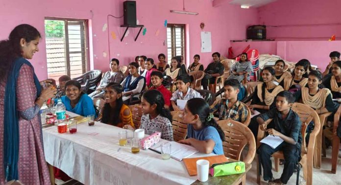 അധ്യാപക വിദ്യാർത്ഥികൾക്ക് ആവേശമായി അജിനി ടീച്ചർ അധ്യാപക വിദ്യാർത്ഥികൾക്ക് ആവേശമായി അജിനി ടീച്ചർ