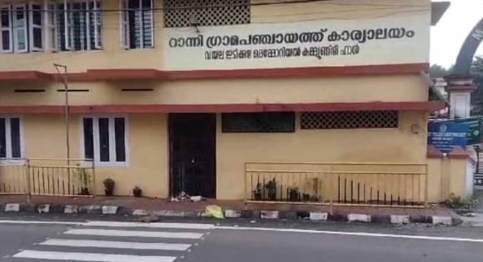 മാലിന്യ സംസ്ക്കരണത്തില് ജില്ലയിലെ മികച്ച മൂന്നാമത്തെ പഞ്ചായത്തായി പുരസ്ക്കാരം ലഭിച്ചതിന് പിന്നാലെ റാന്നി പഞ്ചായത്ത് ഓഫീസിന് മുന്നില് മാലിന്യം തള്ളി സമൂഹ്യ വിരുദ്ധര് മാലിന്യ സംസ്ക്കരണത്തില് ജില്ലയിലെ മികച്ച മൂന്നാമത്തെ പഞ്ചായത്തായി പുരസ്ക്കാരം ലഭിച്ചതിന് പിന്നാലെ റാന്നി പഞ്ചായത്ത് ഓഫീസിന് മുന്നില് മാലിന്യം തള്ളി സമൂഹ്യ വിരുദ്ധര്