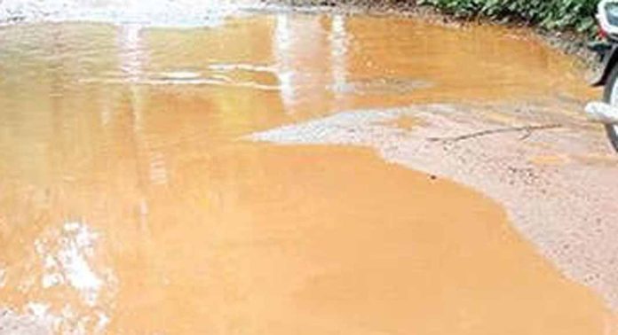 വൃന്ദാവനം – മുക്കുഴി റോഡിൽ സാക്രിപ്പടിയിൽ ചെളിവെള്ളം കെട്ടിക്കിടക്കുന്നു ; വലഞ്ഞ് യാത്രക്കാര് വൃന്ദാവനം – മുക്കുഴി റോഡിൽ സാക്രിപ്പടിയിൽ ചെളിവെള്ളം കെട്ടിക്കിടക്കുന്നു ; വലഞ്ഞ് യാത്രക്കാര്