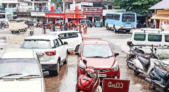 റാന്നി പെരുമ്പുഴ സ്റ്റാൻഡിൽ സ്വകാര്യ വാഹനങ്ങളുടെ അനധികൃത പാര്ക്കിംഗ് റാന്നി പെരുമ്പുഴ സ്റ്റാൻഡിൽ സ്വകാര്യ വാഹനങ്ങളുടെ അനധികൃത പാര്ക്കിംഗ്