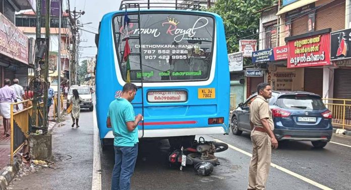 മാമുക്ക് ജംഗ്ഷനില് ഉണ്ടായ അപകടം അശ്രദ്ധമൂലമെന്നാരോപണം ശക്തം മാമുക്ക് ജംഗ്ഷനില് ഉണ്ടായ അപകടം അശ്രദ്ധമൂലമെന്നാരോപണം ശക്തം