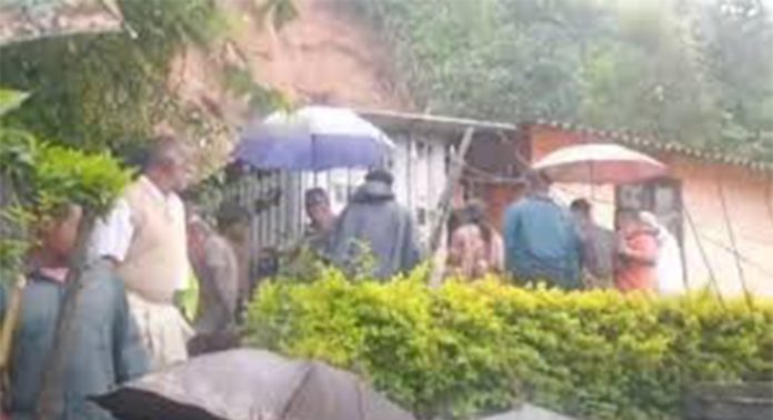 വീടിന് മുകളിലേക്ക് മണ്ണിടിഞ്ഞു വീണു ; മൂന്നാറിൽ വീട്ടമ്മയ്ക്ക് ദാരുണാന്ത്യം വീടിന് മുകളിലേക്ക് മണ്ണിടിഞ്ഞു വീണു ; മൂന്നാറിൽ വീട്ടമ്മയ്ക്ക് ദാരുണാന്ത്യം