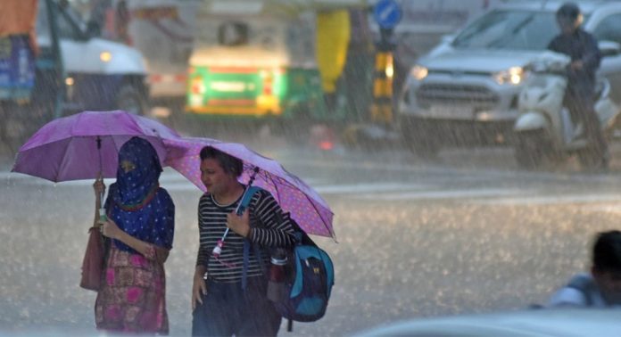 ശക്തമായ മഴ തുടരും ; ഇന്ന് 9 ജില്ലകളില് മഴ മുന്നറിയിപ്പ് – നാളെ 6 ജില്ലകളില് യെല്ലോ അലേര്ട്ട് ശക്തമായ മഴ തുടരും ; ഇന്ന് 9 ജില്ലകളില് മഴ മുന്നറിയിപ്പ് – നാളെ 6 ജില്ലകളില് യെല്ലോ അലേര്ട്ട്