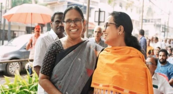 മിണ്ടാനും ചിരിക്കാനും തൊടാനും ഉമ്മ വെക്കാനും, ചിരി മായാതെ മടങ്ങൂ ടീച്ചർ ; വടകരയിൽ കെകെ രമയുടെ സ്നേഹ കുറിപ്പ് മിണ്ടാനും ചിരിക്കാനും തൊടാനും ഉമ്മ വെക്കാനും, ചിരി മായാതെ മടങ്ങൂ ടീച്ചർ ; വടകരയിൽ കെകെ രമയുടെ സ്നേഹ കുറിപ്പ്