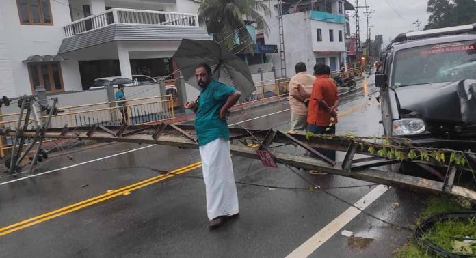 റാന്നി ബ്ലോക്കുപടിക്ക് സമീപം മാരുതി വാൻ നിയന്ത്രണം വിട്ട് വൈദ്യുത തൂണില് ഇടിച്ചു റാന്നി ബ്ലോക്കുപടിക്ക് സമീപം മാരുതി വാൻ നിയന്ത്രണം വിട്ട് വൈദ്യുത തൂണില് ഇടിച്ചു