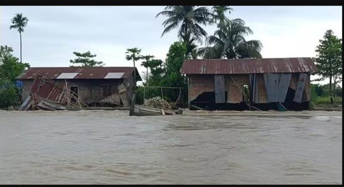 ആസാമിലെ വെള്ളപ്പൊക്കത്തിൽ 26 പേർ മരിച്ചു – 1.61 ലക്ഷത്തിലധികം പേർ ദുരിതത്തില് ആസാമിലെ വെള്ളപ്പൊക്കത്തിൽ 26 പേർ മരിച്ചു – 1.61 ലക്ഷത്തിലധികം പേർ ദുരിതത്തില്
