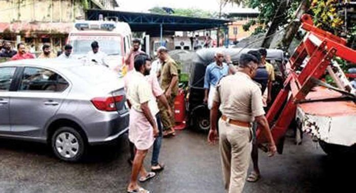 ജനറൽ ആശുപത്രിയിലേക്കുള്ള വഴിയിലെ അനധികൃത പാർക്കിംഗുകള്ക്ക് പോലീസ് പിഴയീടാക്കിത്തുടങ്ങി ജനറൽ ആശുപത്രിയിലേക്കുള്ള വഴിയിലെ അനധികൃത പാർക്കിംഗുകള്ക്ക് പോലീസ് പിഴയീടാക്കിത്തുടങ്ങി