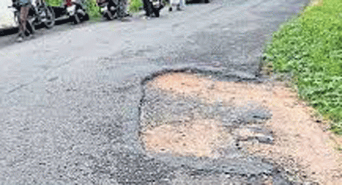 മന്ദമരുതി – വെച്ചൂച്ചിറ റോഡിൽ അപകടക്കെണിയൊരുക്കി പടുകുഴി മന്ദമരുതി – വെച്ചൂച്ചിറ റോഡിൽ അപകടക്കെണിയൊരുക്കി പടുകുഴി