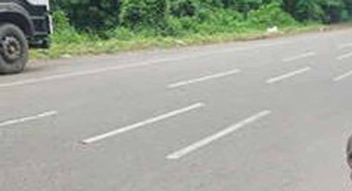 അടൂര് കെ.പി. റോഡിൽ കൃത്യതയില്ലാത്ത വരകൾ ; എന്തിനെന്ന് അറിയാതെ നാട്ടുകാര് അടൂര് കെ.പി. റോഡിൽ കൃത്യതയില്ലാത്ത വരകൾ ; എന്തിനെന്ന് അറിയാതെ നാട്ടുകാര്