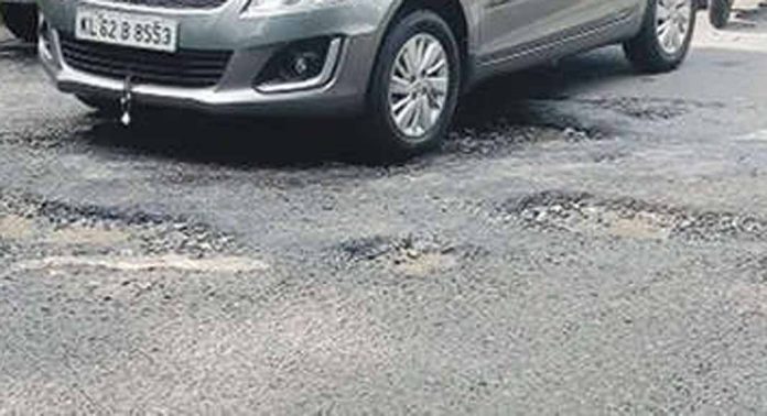 ഇട്ടിയപ്പാറ വൺവേ റോഡിലെ കുഴികൾ ഗതാഗതക്കുരുക്ക് വർധിപ്പിക്കുന്നു ഇട്ടിയപ്പാറ വൺവേ റോഡിലെ കുഴികൾ ഗതാഗതക്കുരുക്ക് വർധിപ്പിക്കുന്നു