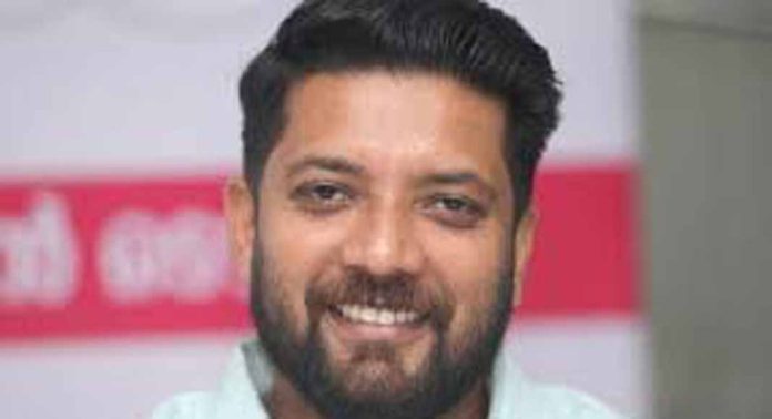 പാലക്കാട്ടെ ജനങ്ങളുടെ ശബ്ദമാകാൻ രാഹുല് മാങ്കൂട്ടത്തില് എത്തുമെന്ന് സൂചന നല്കി ഷാഫി പറമ്പിൽ പാലക്കാട്ടെ ജനങ്ങളുടെ ശബ്ദമാകാൻ രാഹുല് മാങ്കൂട്ടത്തില് എത്തുമെന്ന് സൂചന നല്കി ഷാഫി പറമ്പിൽ