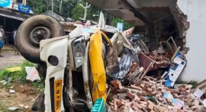 കോഴിക്കോട് നിയന്ത്രണംവിട്ട പിക്കപ്പ് വാന് കടയിലേക്ക് ഇടിച്ചുകയറി രണ്ട് പേര് മരിച്ചു കോഴിക്കോട് നിയന്ത്രണംവിട്ട പിക്കപ്പ് വാന് കടയിലേക്ക് ഇടിച്ചുകയറി രണ്ട് പേര് മരിച്ചു