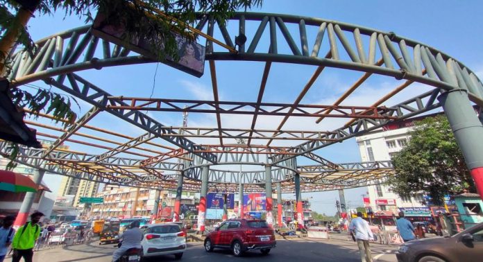 കോട്ടയത്തെ ആകാശപാത നോക്കുകുത്തിയായെന്ന് തിരുവഞ്ചൂര് രാധാകൃഷ്ണന് ; പൊളിച്ചു മാറ്റേണ്ടി വരുമെന്ന് ഗണേഷ്കുമാര് കോട്ടയത്തെ ആകാശപാത നോക്കുകുത്തിയായെന്ന് തിരുവഞ്ചൂര് രാധാകൃഷ്ണന് ; പൊളിച്ചു മാറ്റേണ്ടി വരുമെന്ന് ഗണേഷ്കുമാര്