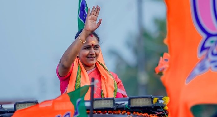 രണ്ടുവട്ടം തോറ്റിട്ടും തൃശ്ശൂർ കേന്ദ്രീകരിച്ചു പ്രവർത്തിച്ചു ; സുരേഷ്ഗോപിയുടെ മാതൃക പാർട്ടി പിന്തുടരണമെന്ന് ശോഭ രണ്ടുവട്ടം തോറ്റിട്ടും തൃശ്ശൂർ കേന്ദ്രീകരിച്ചു പ്രവർത്തിച്ചു ; സുരേഷ്ഗോപിയുടെ മാതൃക പാർട്ടി പിന്തുടരണമെന്ന് ശോഭ