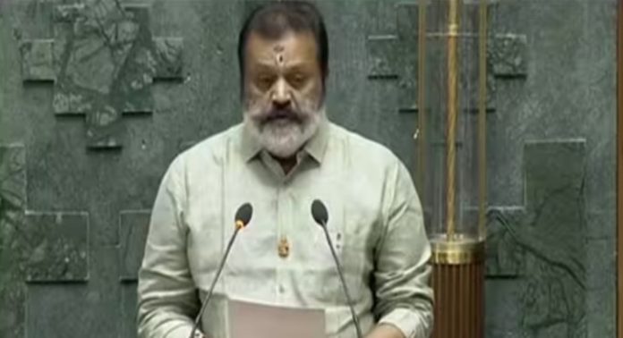 ‘കൃഷ്ണാ ഗുരുവായൂരപ്പാ…’ മലയാളത്തിൽ സത്യപ്രതിജ്ഞ ചെയ്ത് സുരേഷ് ഗോപി ‘കൃഷ്ണാ ഗുരുവായൂരപ്പാ…’ മലയാളത്തിൽ സത്യപ്രതിജ്ഞ ചെയ്ത് സുരേഷ് ഗോപി