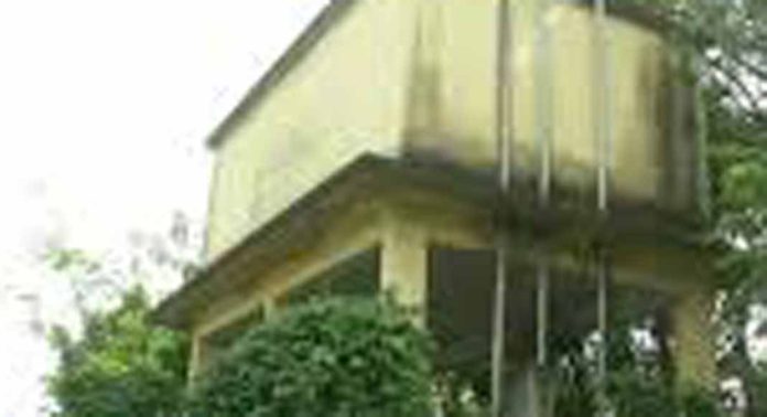 കുരങ്ങുമലയില് മുന്നറിയിപ്പില്ലാതെ വാട്ടര്ടാങ്ക് തുറന്നു വിട്ട് ജലഅതോറിറ്റി കുരങ്ങുമലയില് മുന്നറിയിപ്പില്ലാതെ വാട്ടര്ടാങ്ക് തുറന്നു വിട്ട് ജലഅതോറിറ്റി