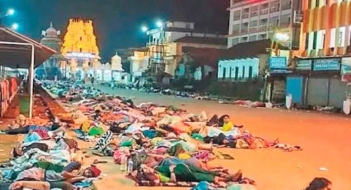 ഭക്തജനങ്ങൾ നടപ്പാതകളിൽ ഉറങ്ങി ; ക്ഷേത്രം അധികൃതർക്ക് നോട്ടീസ് ഭക്തജനങ്ങൾ നടപ്പാതകളിൽ ഉറങ്ങി ; ക്ഷേത്രം അധികൃതർക്ക് നോട്ടീസ്