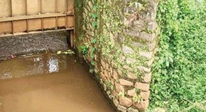 മണിമലയാറ്റിൽനിന്നുള്ള വെള്ളത്തിന്റെ വരവ് നിയന്ത്രിക്കാൻ സ്ഥാപിച്ച ഷട്ടറിന്റെ സംരക്ഷണഭിത്തി തകർന്ന നിലയിൽ ; ഭീതിയില് തിരുമൂലപുരം കോളനിക്കാര് മണിമലയാറ്റിൽനിന്നുള്ള വെള്ളത്തിന്റെ വരവ് നിയന്ത്രിക്കാൻ സ്ഥാപിച്ച ഷട്ടറിന്റെ സംരക്ഷണഭിത്തി തകർന്ന നിലയിൽ ; ഭീതിയില് തിരുമൂലപുരം കോളനിക്കാര്