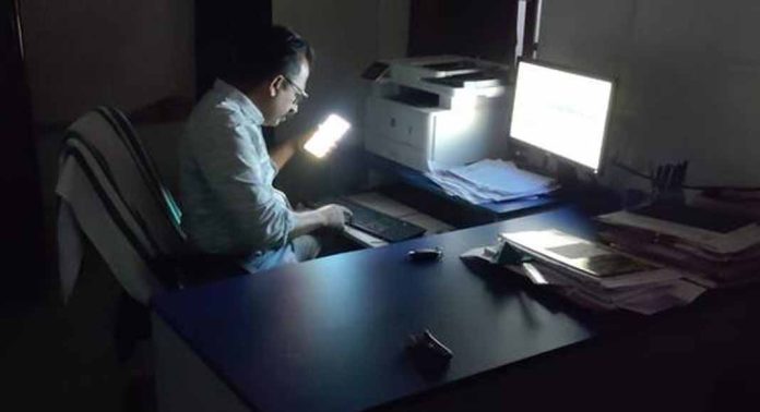 തിരുവല്ല നഗരസഭയിലും വെളിച്ചമില്ല ; ഇരുട്ടില് തപ്പി ജനങ്ങള് തിരുവല്ല നഗരസഭയിലും വെളിച്ചമില്ല ; ഇരുട്ടില് തപ്പി ജനങ്ങള്