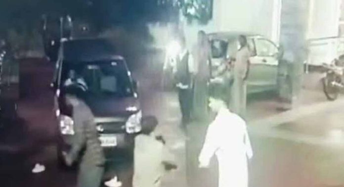 തിരുവല്ല വളഞ്ഞവട്ടം ഇന്ദ്രപ്രസ്ഥ ബാർ പരിസരത്ത് കൂട്ടയടി ; ബാർ ജീവനക്കാരടക്കം ആറ് പേർക്കെതിരെ കേസെടുത്തു തിരുവല്ല വളഞ്ഞവട്ടം ഇന്ദ്രപ്രസ്ഥ ബാർ പരിസരത്ത് കൂട്ടയടി ; ബാർ ജീവനക്കാരടക്കം ആറ് പേർക്കെതിരെ കേസെടുത്തു