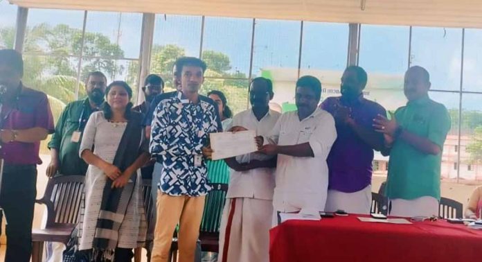 കേരള സർക്കാർ ഹരിത കേരള മിഷൻ നടപ്പിലാക്കുന്ന ഹരിത സ്ഥാപന സർട്ടിഫിക്കറ്റ് ലഭ്യമാകുന്ന ആദ്യത്തെ സ്ഥാപനമായി റാന്നിയിലെ കേരള സ്റ്റേറ്റ് റൂട്രോണിക്സ് കമ്പ്യൂട്ടർ പഠന കേന്ദ്രത്തെ തിരഞ്ഞെടുത്തു കേരള സർക്കാർ ഹരിത കേരള മിഷൻ നടപ്പിലാക്കുന്ന ഹരിത സ്ഥാപന സർട്ടിഫിക്കറ്റ് ലഭ്യമാകുന്ന ആദ്യത്തെ സ്ഥാപനമായി റാന്നിയിലെ കേരള സ്റ്റേറ്റ് റൂട്രോണിക്സ് കമ്പ്യൂട്ടർ പഠന കേന്ദ്രത്തെ തിരഞ്ഞെടുത്തു
