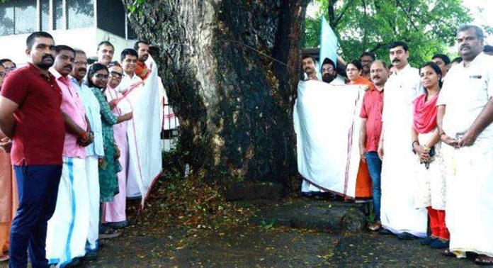 തിരുവല്ല ആർ.ഡി.ഒ. ഓഫീസ് പരിസരത്തെ വാകമരത്തെ ആദരിച്ചു തിരുവല്ല ആർ.ഡി.ഒ. ഓഫീസ് പരിസരത്തെ വാകമരത്തെ ആദരിച്ചു