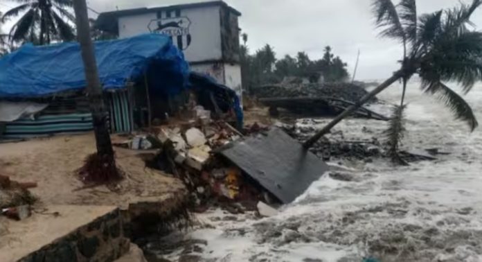 അഞ്ചങ്ങാടി വളവില് ശക്തമായ കുഴിപ്പന് തിരമാല ; കെട്ടിടം തകര്ന്നുവീണു ; സമീപത്തെ ഹോട്ടലും ഭാഗികമായി തകര്ന്നു അഞ്ചങ്ങാടി വളവില് ശക്തമായ കുഴിപ്പന് തിരമാല ; കെട്ടിടം തകര്ന്നുവീണു ; സമീപത്തെ ഹോട്ടലും ഭാഗികമായി തകര്ന്നു