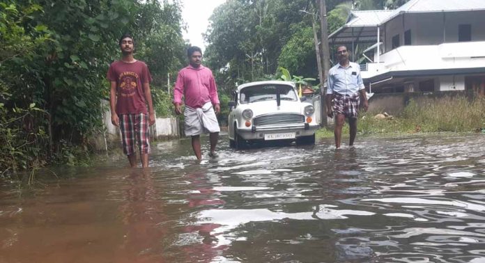 കനത്ത മഴ ; പെരിങ്ങര പഞ്ചായത്തിലെ വിവിധ റോഡുകളിലും പുരയിടങ്ങളിലും വെള്ളം കയറി കനത്ത മഴ ; പെരിങ്ങര പഞ്ചായത്തിലെ വിവിധ റോഡുകളിലും പുരയിടങ്ങളിലും വെള്ളം കയറി