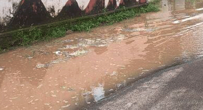 പൈപ്പ് പൊട്ടി ശുദ്ധജലം ഒഴുകി ; റോഡ് തോടായി പൈപ്പ് പൊട്ടി ശുദ്ധജലം ഒഴുകി ; റോഡ് തോടായി