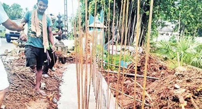 തുറവൂർ മഹാക്ഷേത്രത്തിന്റെ പൊളിച്ചമതിൽ പുനർനിർമിച്ചുതുടങ്ങി തുറവൂർ മഹാക്ഷേത്രത്തിന്റെ പൊളിച്ചമതിൽ പുനർനിർമിച്ചുതുടങ്ങി