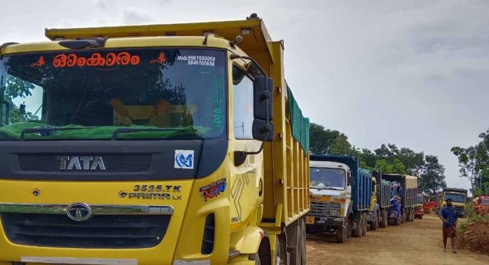അട്ടച്ചാക്കൽ കുമ്പളാംപൊയ്ക റോഡിൽ മരണപ്പാച്ചില് നടത്തി ടിപ്പര് ; കുലുക്കമില്ലാതെ അധികൃതര് അട്ടച്ചാക്കൽ കുമ്പളാംപൊയ്ക റോഡിൽ മരണപ്പാച്ചില് നടത്തി ടിപ്പര് ; കുലുക്കമില്ലാതെ അധികൃതര്