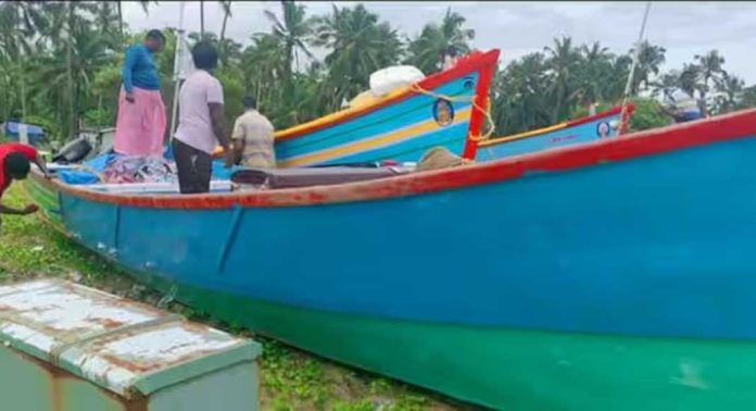 വ്യാജ കളര്കോഡ് അടിച്ച തമിഴ്നാട് രജിസ്ട്രേഷന് ഉള്ള യാനങ്ങള് ഫിഷറീസ് മറൈന് എന്ഫോഴ്സ്മെന്റ് പിടികൂടി വ്യാജ കളര്കോഡ് അടിച്ച തമിഴ്നാട് രജിസ്ട്രേഷന് ഉള്ള യാനങ്ങള് ഫിഷറീസ് മറൈന് എന്ഫോഴ്സ്മെന്റ് പിടികൂടി