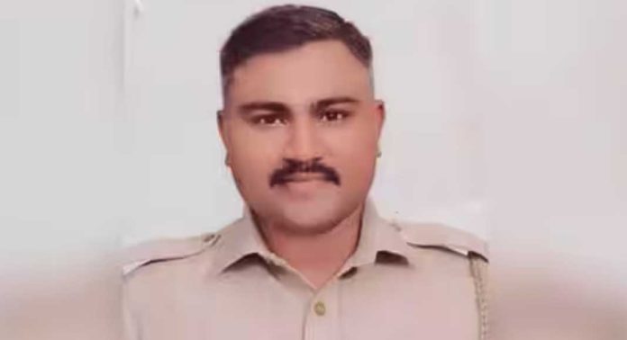 വ്യാജ പാസ്പോർട്ട് കേസിലെ മുഖ്യപ്രതിയായ തുമ്പ സ്റ്റേഷനിലെ പോലീസുകാരൻ ഒളിവില് വ്യാജ പാസ്പോർട്ട് കേസിലെ മുഖ്യപ്രതിയായ തുമ്പ സ്റ്റേഷനിലെ പോലീസുകാരൻ ഒളിവില്