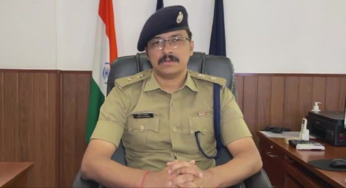സ്കൂളിലേക്കെത്തുന്ന വിദ്യാർത്ഥികൾക്ക് ഉപദേശവും മുന്നറിയിപ്പും നൽകി കൊച്ചി പോലീസ് സ്കൂളിലേക്കെത്തുന്ന വിദ്യാർത്ഥികൾക്ക് ഉപദേശവും മുന്നറിയിപ്പും നൽകി കൊച്ചി പോലീസ്