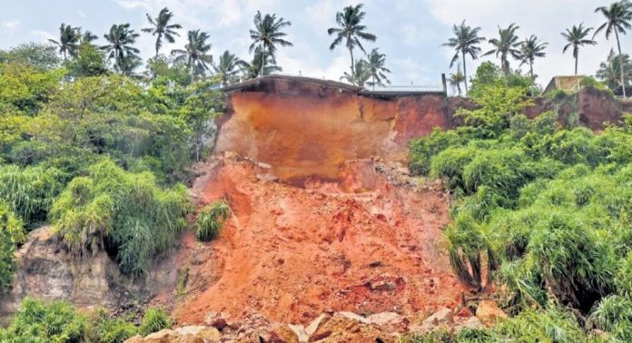 വർക്കല പാപനാശത്തെ കുന്നിടിച്ച് ബലിമണ്ഡപം നിർമാണം ; ജിയോളജിക്കല് സര്വേ ഓഫ് ഇന്ത്യയുടെ മുന്നറിയിപ്പ് മറികടന്ന് വർക്കല പാപനാശത്തെ കുന്നിടിച്ച് ബലിമണ്ഡപം നിർമാണം ; ജിയോളജിക്കല് സര്വേ ഓഫ് ഇന്ത്യയുടെ മുന്നറിയിപ്പ് മറികടന്ന്