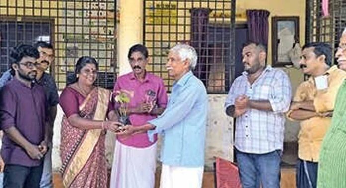 വെൺമണി പഞ്ചായത്തിൽ കുറ്റിക്കുരുമുളകു തൈകളുടെ വിതരണം തുടങ്ങി വെൺമണി പഞ്ചായത്തിൽ കുറ്റിക്കുരുമുളകു തൈകളുടെ വിതരണം തുടങ്ങി