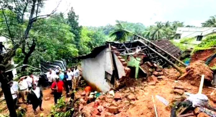 വീടിനു മുകളിലേക്ക് മതിലിടിഞ്ഞ് വീണ് നാലംഗ കുടുംബത്തിന് ദാരുണാന്ത്യം വീടിനു മുകളിലേക്ക് മതിലിടിഞ്ഞ് വീണ് നാലംഗ കുടുംബത്തിന് ദാരുണാന്ത്യം