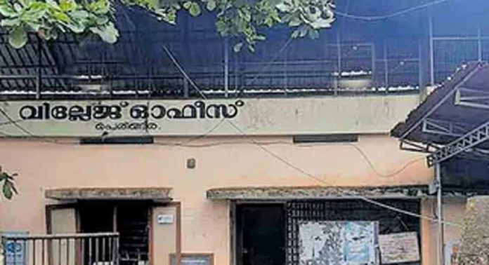 മഴ കനത്തതോടെ പെരിങ്ങര വില്ലേജ് ഓഫീസ് കെട്ടിടം വെള്ളത്തിലായി മഴ കനത്തതോടെ പെരിങ്ങര വില്ലേജ് ഓഫീസ് കെട്ടിടം വെള്ളത്തിലായി