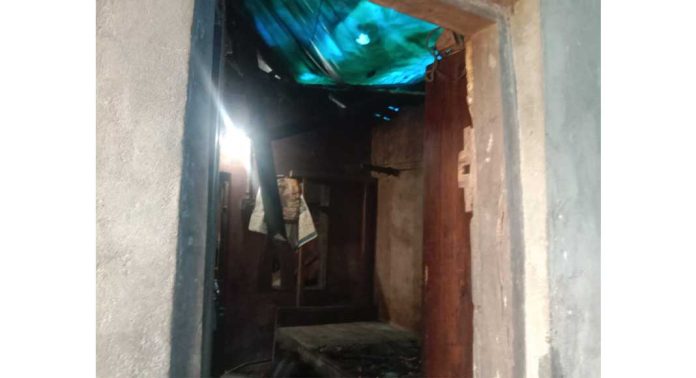 റാന്നിയിൽ കനത്ത മഴയിൽ വീടിൻ്റെ മേൽക്കൂര തകർന്നു വീണ് അപകടം റാന്നിയിൽ കനത്ത മഴയിൽ വീടിൻ്റെ മേൽക്കൂര തകർന്നു വീണ് അപകടം