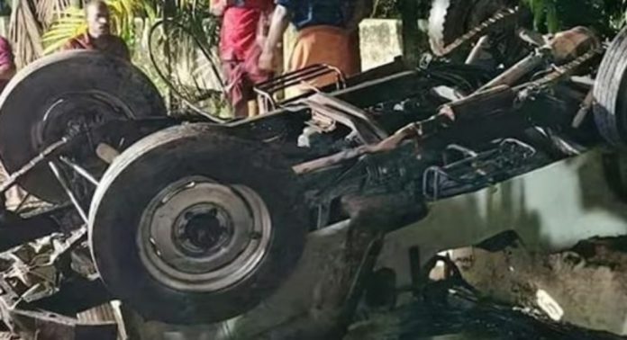 തടി ലോറിയിലിടിച്ച് ജീപ്പ് തലകീഴായി മറിഞ്ഞു ; യുവാവിന് ദാരുണാന്ത്യം തടി ലോറിയിലിടിച്ച് ജീപ്പ് തലകീഴായി മറിഞ്ഞു ; യുവാവിന് ദാരുണാന്ത്യം