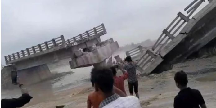 2 കോടി മുടക്കി നിർമ്മിച്ച പാലം ഉദ്ഘാടനത്തിന് മുമ്പേ തകർന്നുവീണു 2 കോടി മുടക്കി നിർമ്മിച്ച പാലം ഉദ്ഘാടനത്തിന് മുമ്പേ തകർന്നുവീണു