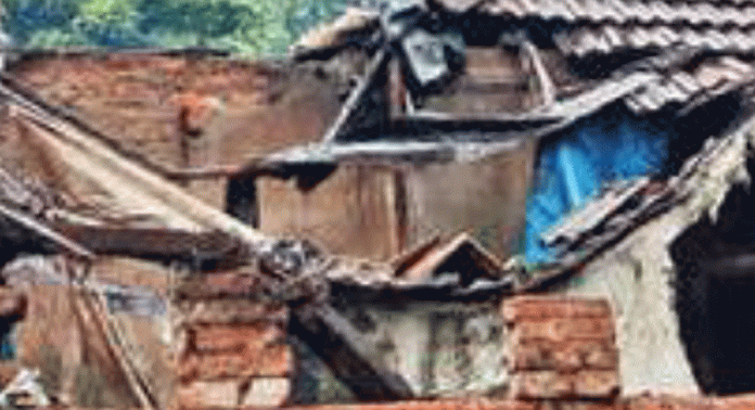 കാറ്റിലും മഴയിലും കഞ്ഞിപ്പാടത്ത് വീട് തകർന്നു കാറ്റിലും മഴയിലും കഞ്ഞിപ്പാടത്ത് വീട് തകർന്നു