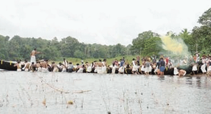 അയിരൂർ പള്ളിയോടം നീരണിഞ്ഞു അയിരൂർ പള്ളിയോടം നീരണിഞ്ഞു