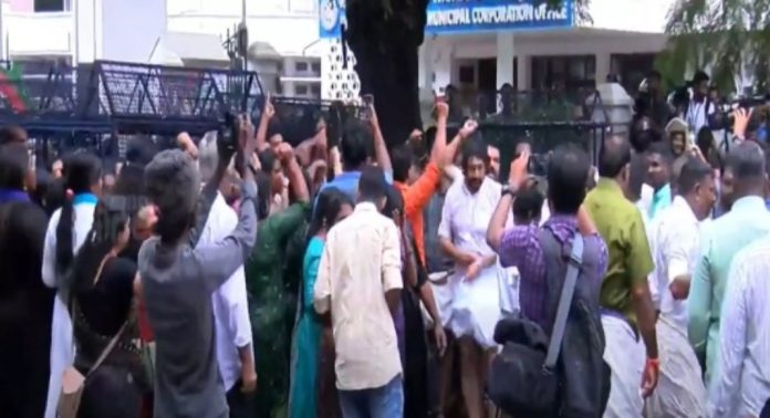 ജോയിയുടെ മരണം : ബി.ജെ.പിയുടെ കോർപ്പറേഷൻ മാർച്ചിൽ സംഘർഷം ജോയിയുടെ മരണം : ബി.ജെ.പിയുടെ കോർപ്പറേഷൻ മാർച്ചിൽ സംഘർഷം