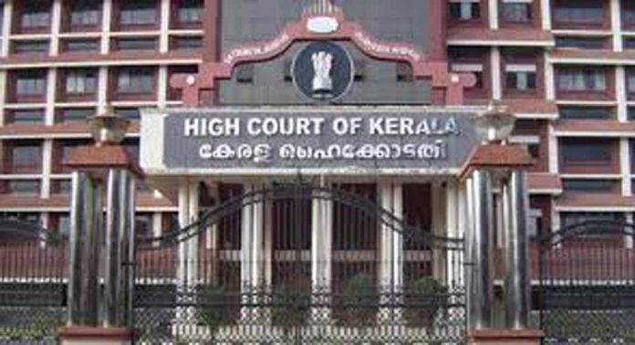 കുട്ടികളുടെ നന്മയെ കരുതി അധ്യാപകർ ശിക്ഷിക്കുന്നത് ക്രിമിനൽ കുറ്റമല്ലെന്ന് ഹൈക്കോടതി കുട്ടികളുടെ നന്മയെ കരുതി അധ്യാപകർ ശിക്ഷിക്കുന്നത് ക്രിമിനൽ കുറ്റമല്ലെന്ന് ഹൈക്കോടതി