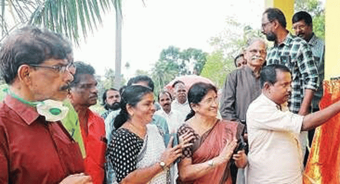 മുട്ടം ഇ.എം.എസ്. ഗ്രന്ഥശാലയിൽ നിർമിച്ച കെട്ടിടം ഉദ്ഘാടനം ചെയ്തു മുട്ടം ഇ.എം.എസ്. ഗ്രന്ഥശാലയിൽ നിർമിച്ച കെട്ടിടം ഉദ്ഘാടനം ചെയ്തു