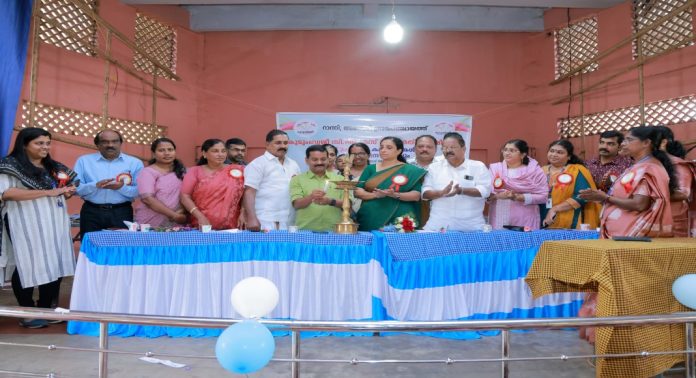 കുടുംബശ്രീ 26 മത് വാർഷികവും കലാകാരികൾക്കുള്ള ആദരവും സംഘടിപ്പിച്ചു കുടുംബശ്രീ 26 മത് വാർഷികവും കലാകാരികൾക്കുള്ള ആദരവും സംഘടിപ്പിച്ചു