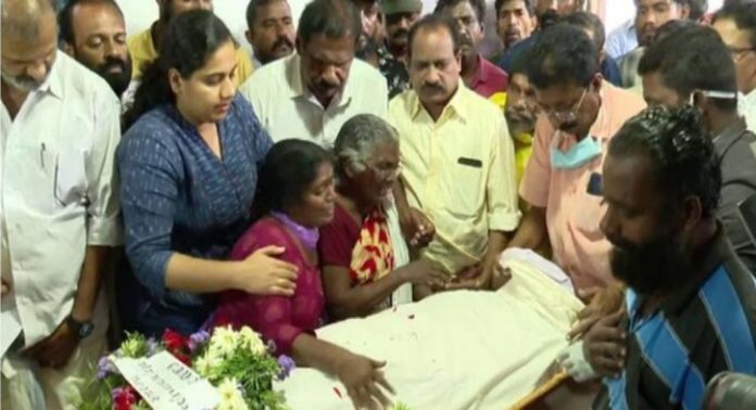 പലഹാര പൊതിയുമായി വരുമായിരുന്ന മകൻ ഇനി ഇല്ല ; ജോയിയുടെ അമ്മയെ ആശ്വസിപ്പിക്കാനാകാതെ കൂടെയുള്ളവർ പലഹാര പൊതിയുമായി വരുമായിരുന്ന മകൻ ഇനി ഇല്ല ; ജോയിയുടെ അമ്മയെ ആശ്വസിപ്പിക്കാനാകാതെ കൂടെയുള്ളവർ