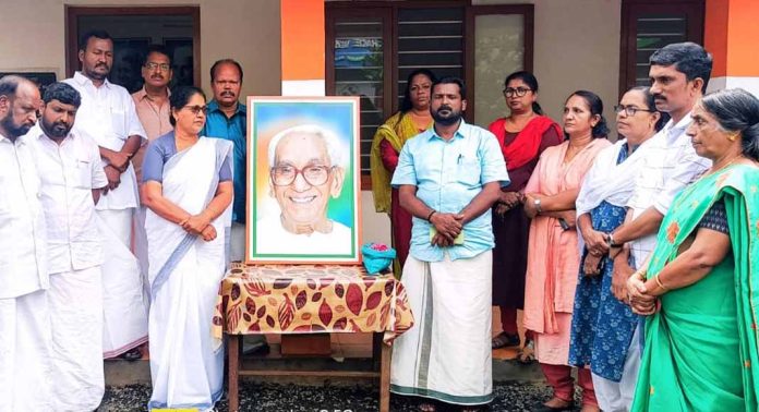 കെ. കരുണാകരൻ്റെ അനുസ്മരണ യോഗവും പുഷ്പാർച്ചനയും നടത്തി കെ. കരുണാകരൻ്റെ അനുസ്മരണ യോഗവും പുഷ്പാർച്ചനയും നടത്തി